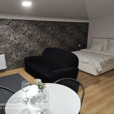 Studio In The Center City Chisinau Ngoại thất bức ảnh